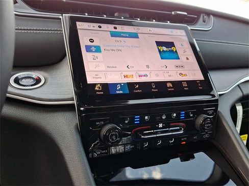 New 2025 Jeep Grand Cherokee Limited w/ Luxury Tech Group II image 9