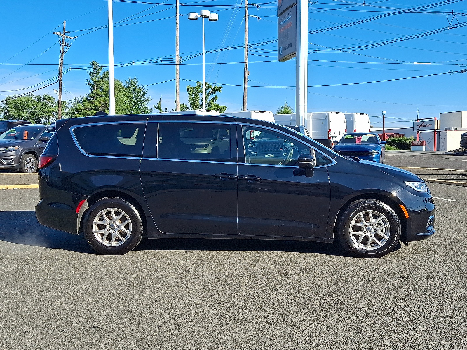 Used 2025 Chrysler Pacifica Select FWD image 8