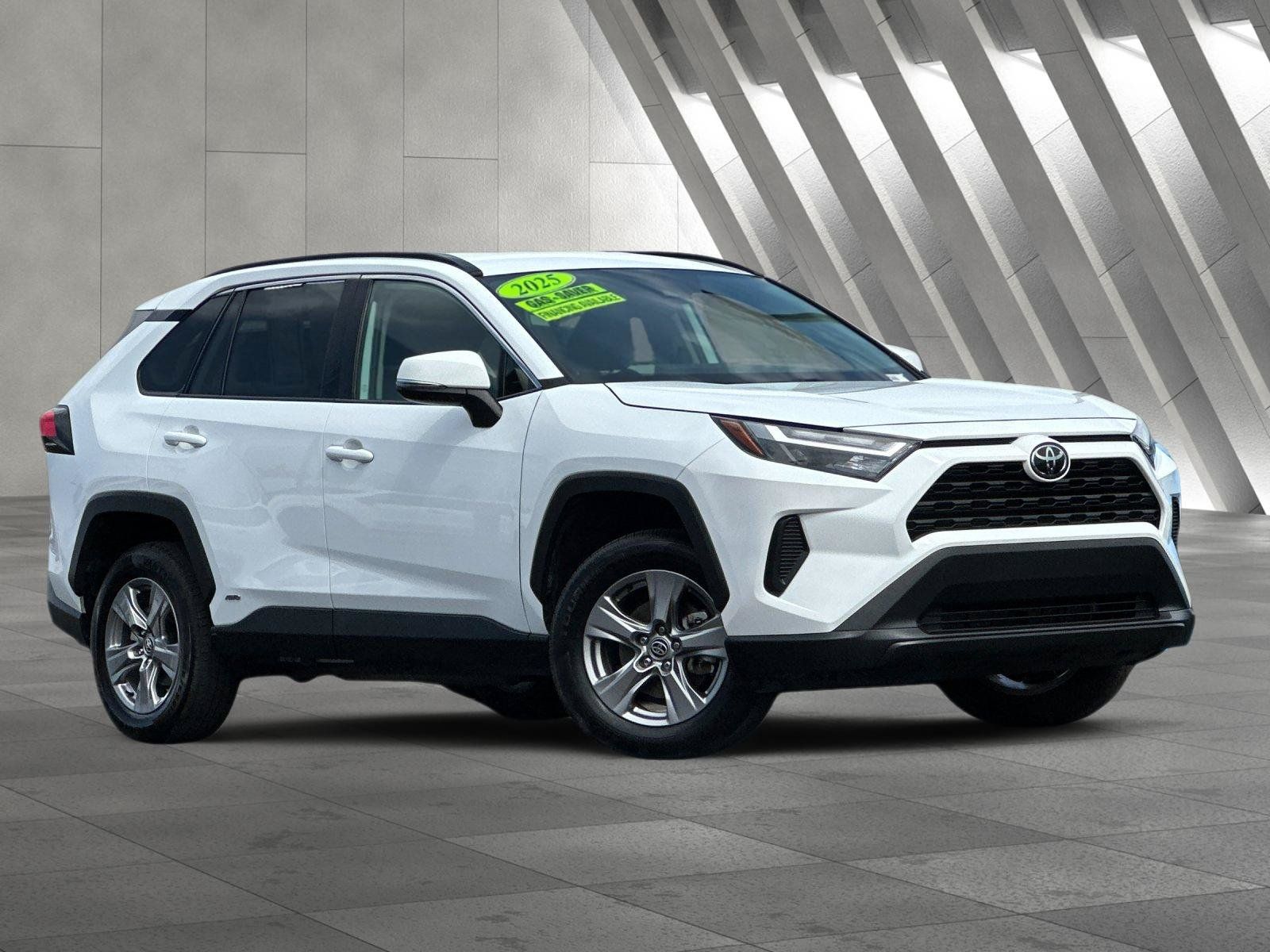 Used 2025 Toyota RAV4 XLE AWD/4WD image 1