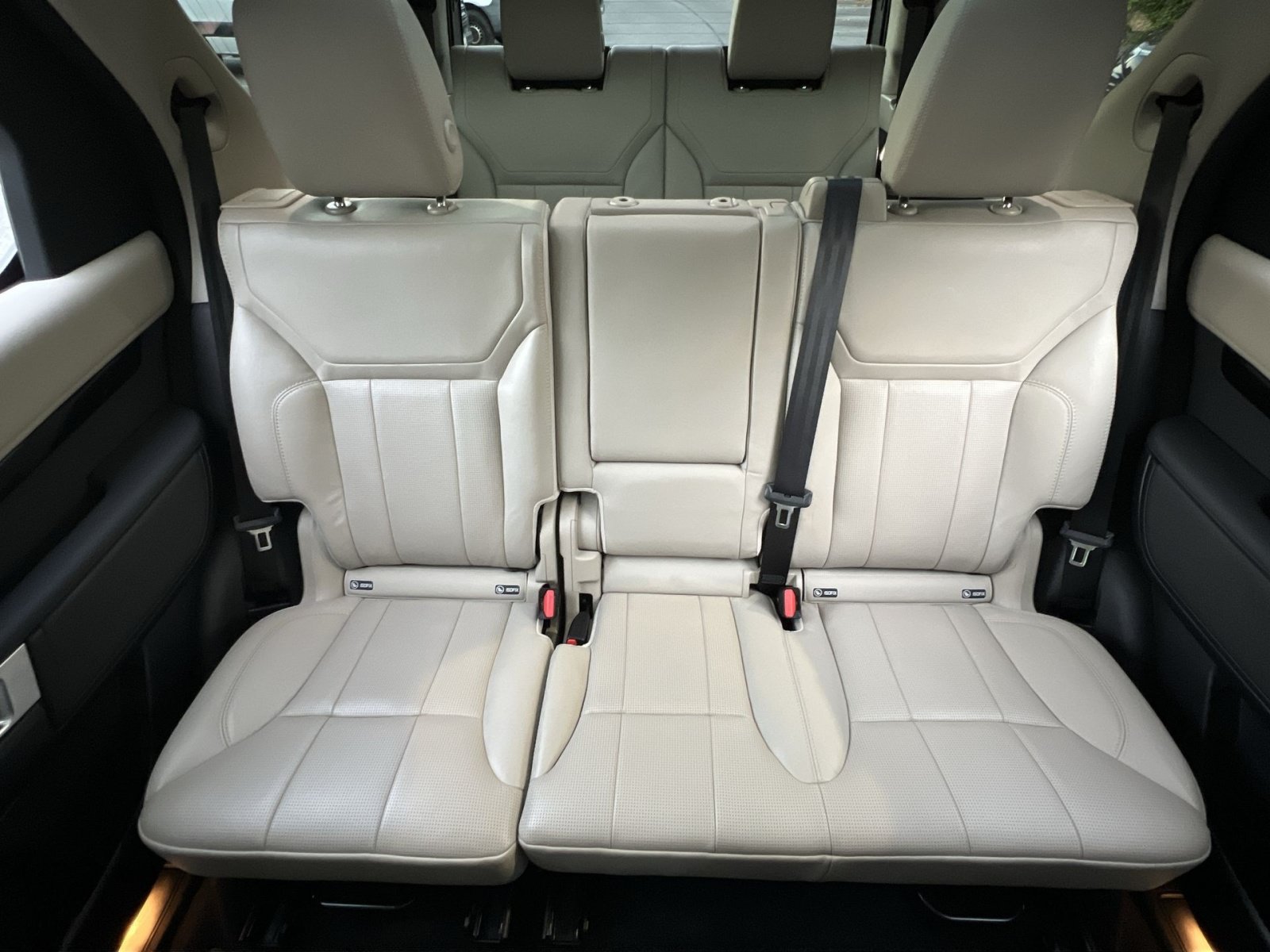 Used 2019 Land Rover Discovery SE AWD/4WD image 15