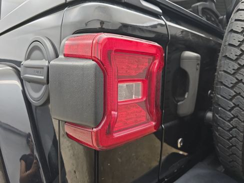 Used 2019 Jeep Wrangler Unlimited Sahara AWD/4WD image 32