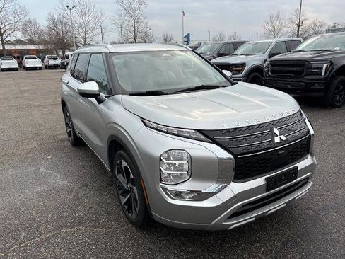 Used 2022 Mitsubishi Outlander SEL image 3