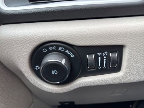 Used 2024 Chrysler Pacifica Touring-L image 50