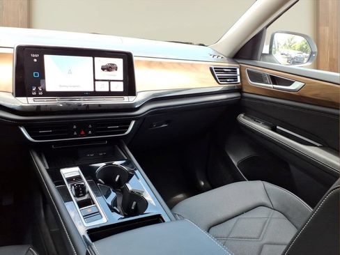 Used 2025 Volkswagen Atlas SE FWD image 23