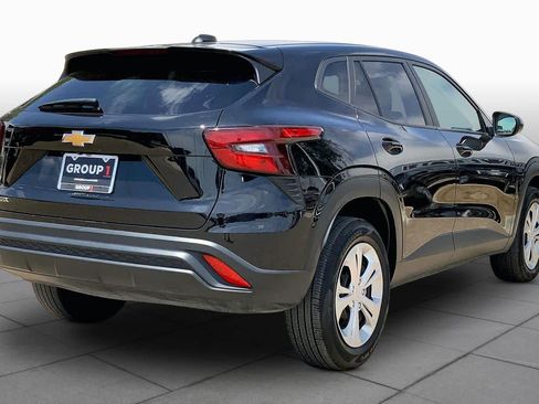 Used 2025 Chevrolet Trax LS FWD image 13