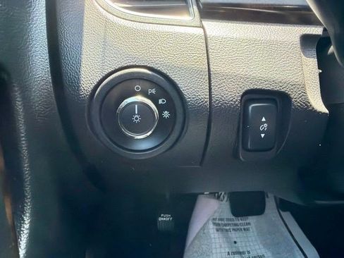 Used 2018 Ford Taurus Limited FWD image 27