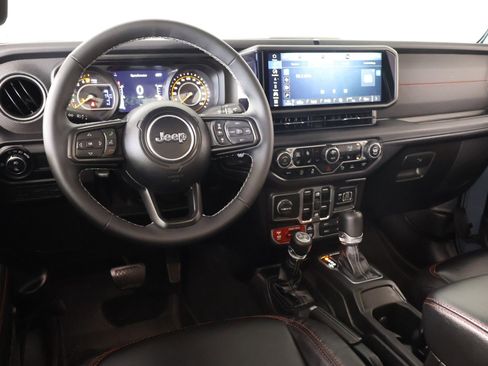 Used 2025 Jeep Gladiator Rubicon image 2