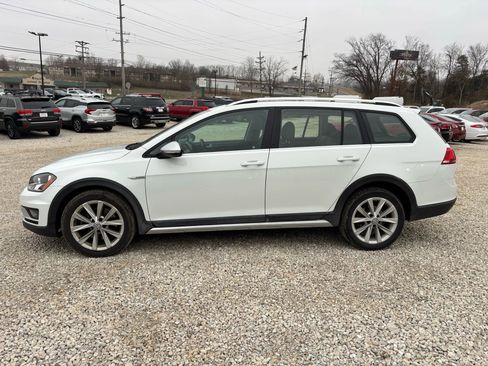 Used 2017 Volkswagen Golf Alltrack SEL image 2
