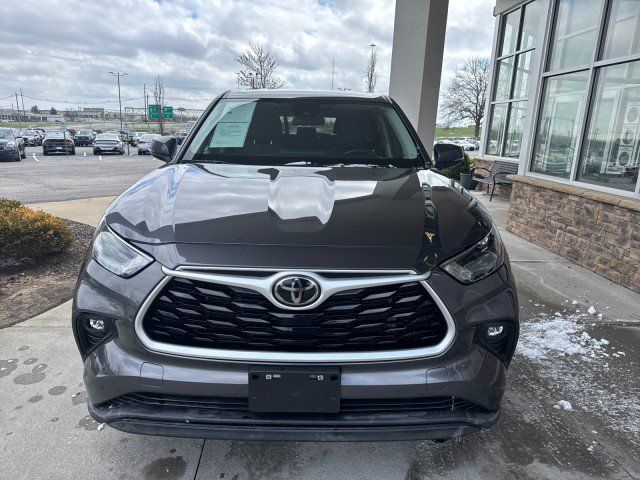 Used 2024 Toyota Highlander LE AWD/4WD image 3