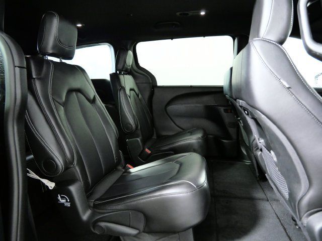 Used 2025 Chrysler Pacifica Select FWD image 12