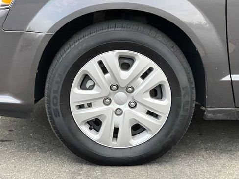 Used 2018 Dodge Grand Caravan SE w/ UConnect Hands-Free Group image 30