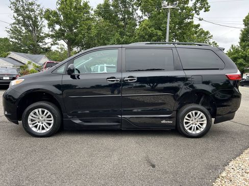 Used 2017 Toyota Sienna XLE FWD image 13