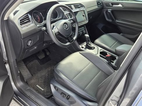 Used 2021 Volkswagen Tiguan SE w/ Panoramic Sunroof Package image 7