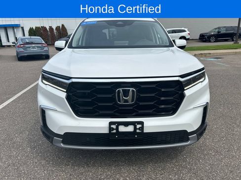 Certified 2023 Honda Pilot Touring image 3