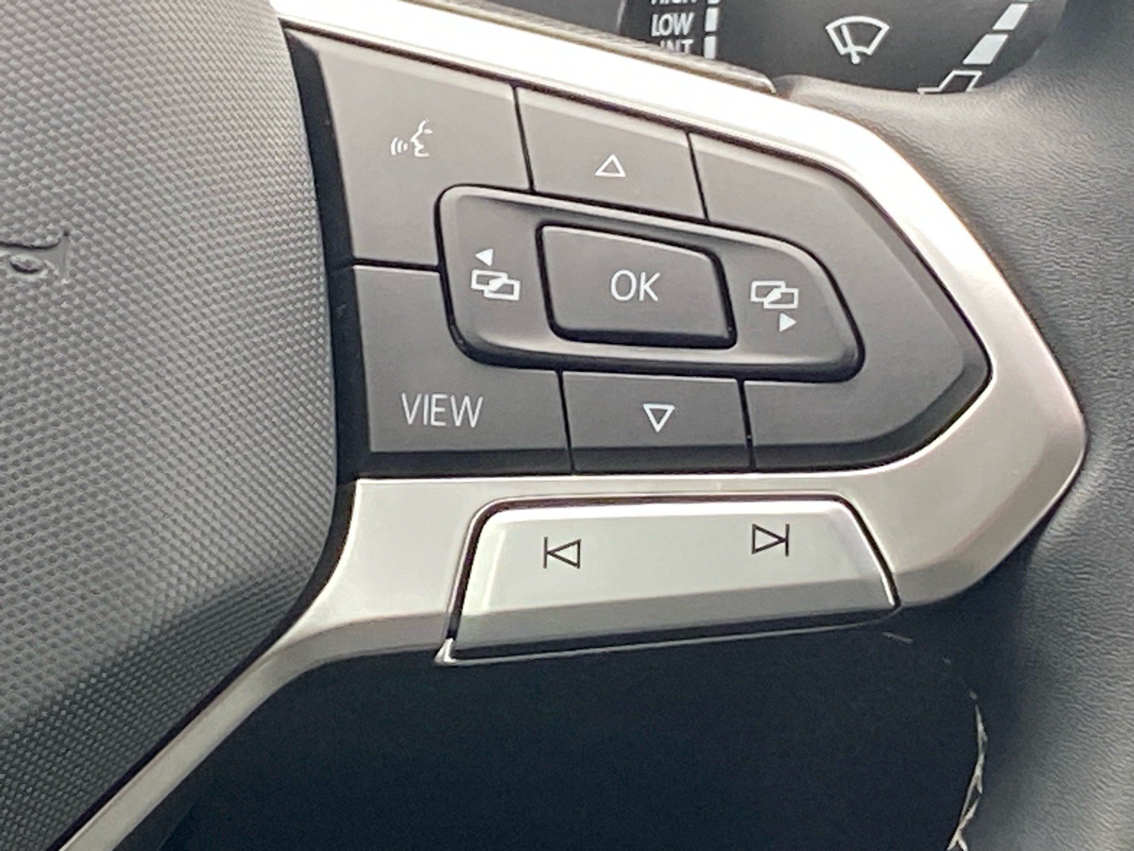 Used 2023 Volkswagen Tiguan SE FWD image 6