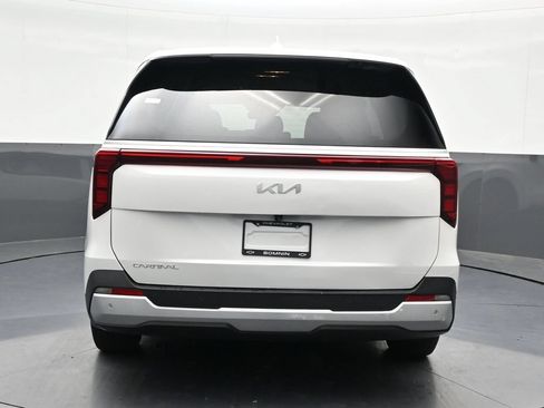 Used 2025 Kia Carnival FWD image 4