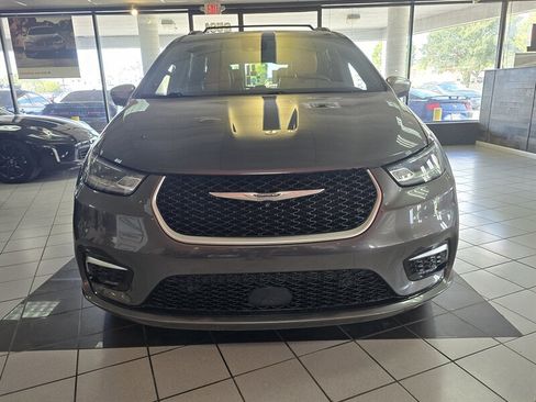 Used 2022 Chrysler Pacifica Pinnacle FWD image 2
