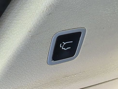 Used 2020 Chrysler Pacifica Touring-L FWD image 12