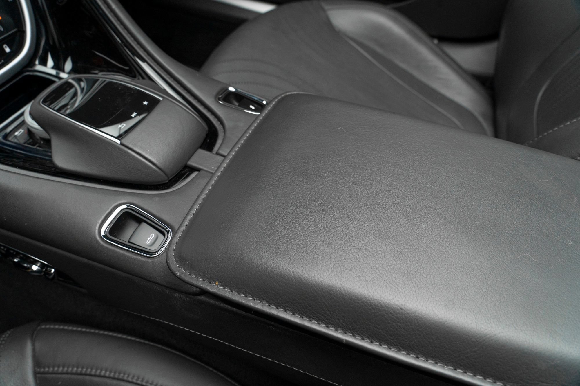 Used 2020 Aston Martin DB11 Volante RWD image 33