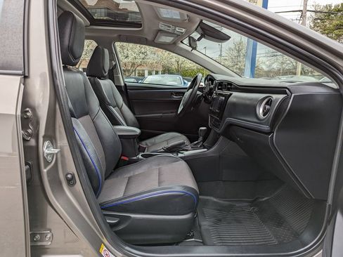 Used 2017 Toyota Corolla SE w/ SE Premium Package FWD image 32