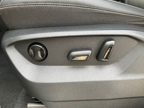 Used 2020 Volkswagen Atlas Cross Sport SE w/ Towing Package image 6