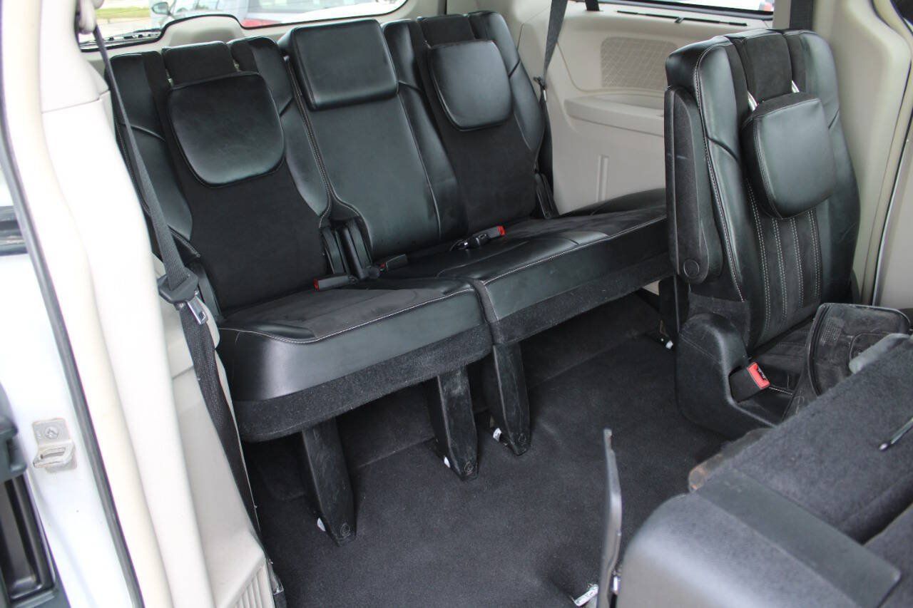 Used 2014 Chrysler Town & Country Touring-L FWD image 6