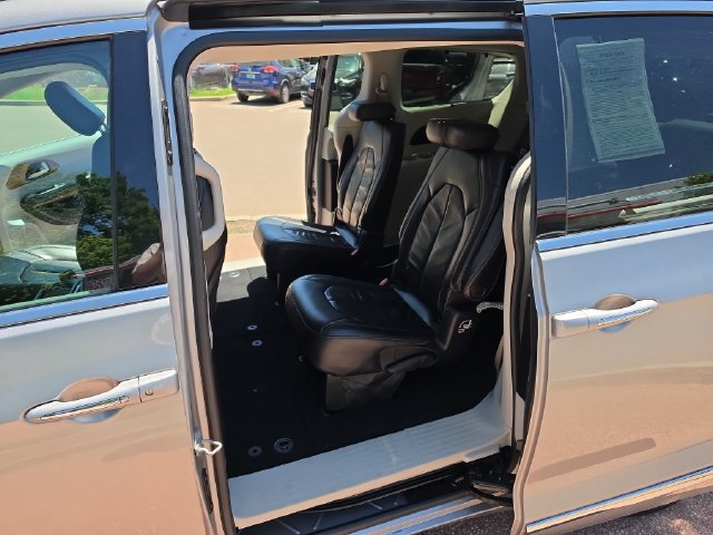 Used 2017 Chrysler Pacifica Touring-L FWD image 20