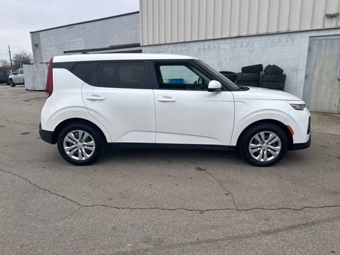 Used 2022 Kia Soul LX image 6