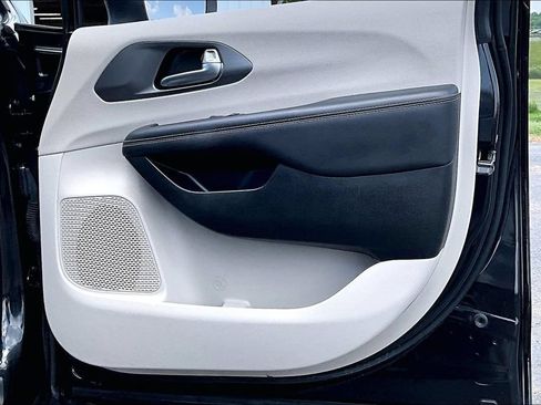 Used 2023 Chrysler Pacifica Touring-L FWD image 29