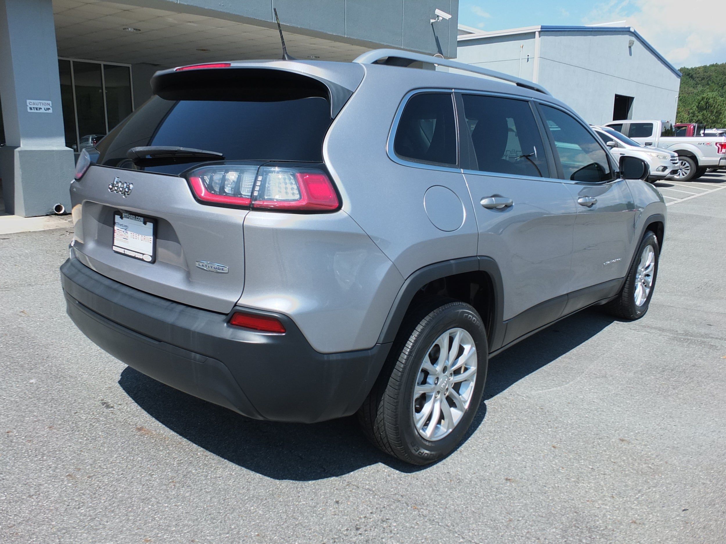 Used 2019 Jeep Cherokee Latitude w/ Popular Appearance Group FWD image 3
