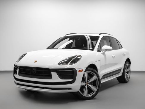 Certified 2023 Porsche Macan image 6