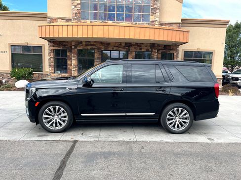 Used 2021 GMC Yukon Denali image 2