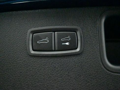 Used 2025 Porsche Macan AWD/4WD image 21