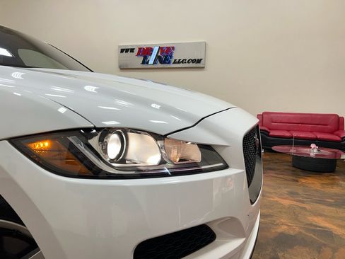 Used 2020 Jaguar F-PACE Premium image 46