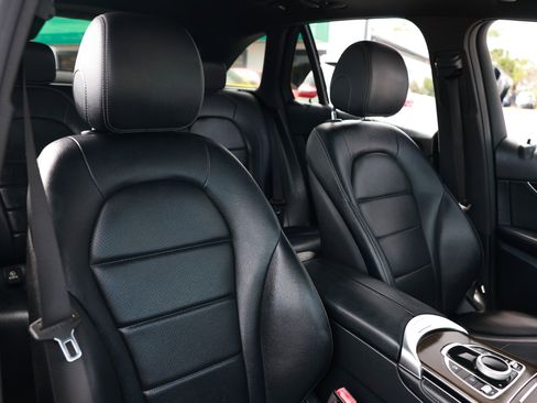 Used 2019 Mercedes-Benz GLC 300 w/ Premium Package image 19
