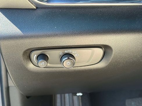 Used 2023 Chevrolet Traverse LT image 19