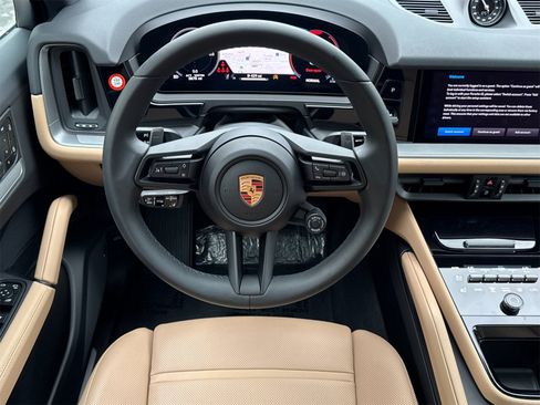 Used 2025 Porsche Cayenne Coupe image 16