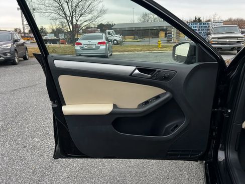 Used 2017 Volkswagen Jetta SE image 11