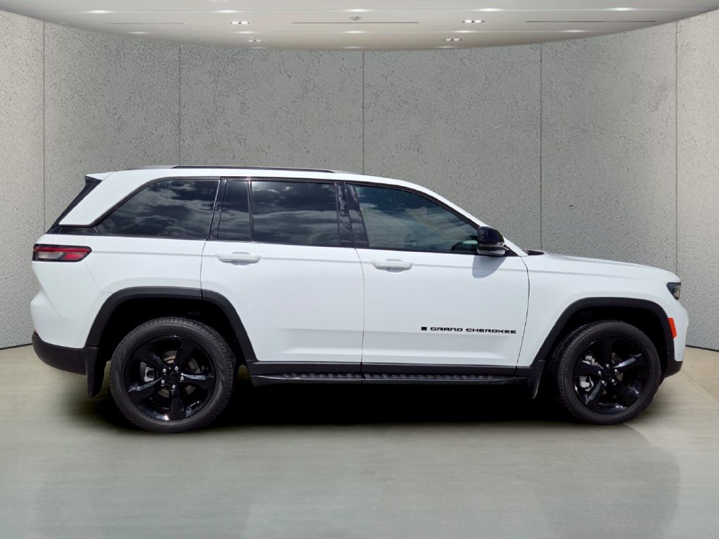 Used 2025 Jeep Grand Cherokee Limited w/ Luxury Tech Group II AWD/4WD image 4