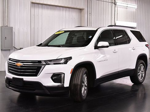 Used 2023 Chevrolet Traverse LT w/ Rear Camera Mirror Package image 3