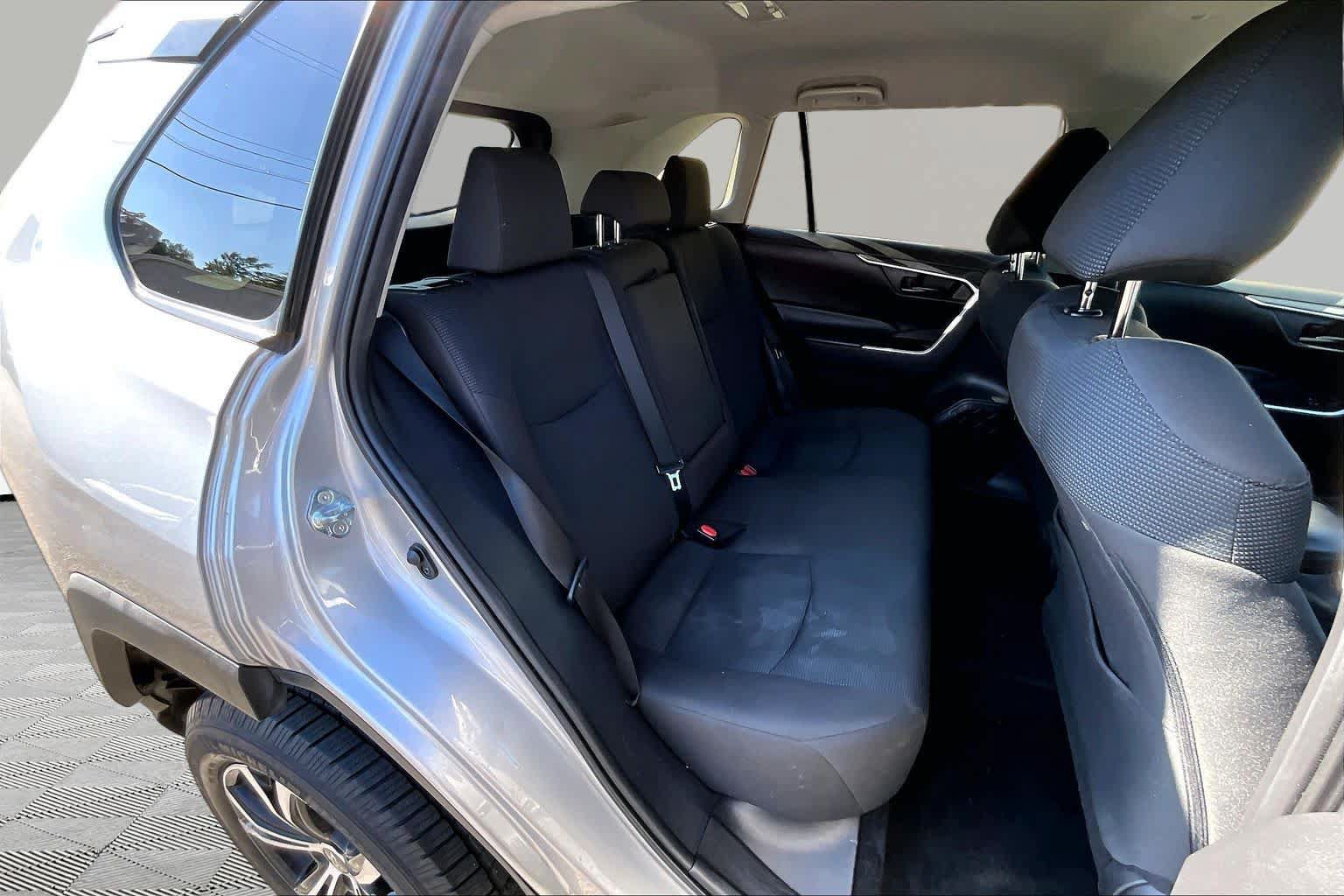 Used 2020 Toyota RAV4 LE FWD image 20