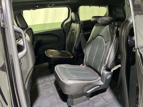 Used 2025 Chrysler Pacifica Limited image 17