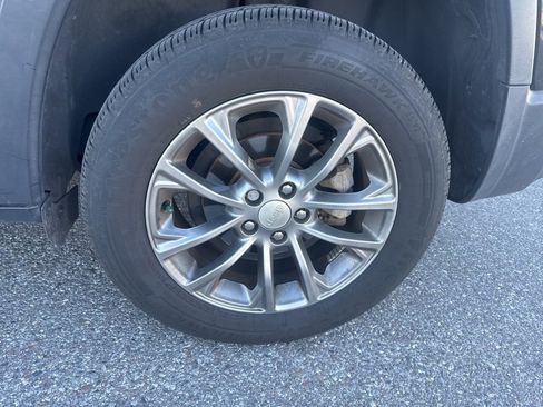 Used 2019 Jeep Cherokee Latitude Plus w/ Comfort/Convenience Group image 11