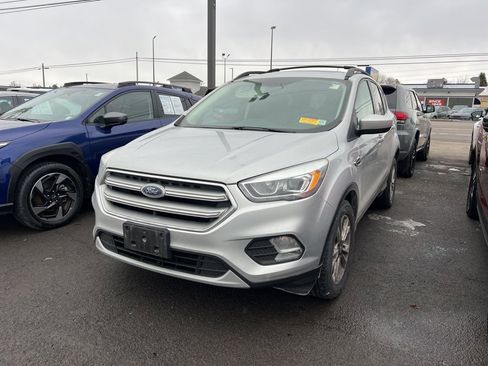Used 2017 Ford Escape SE w/ Equipment Group 201A image 1