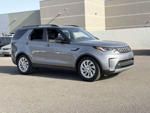 Used 2025 Land Rover Discovery S AWD/4WD image 4