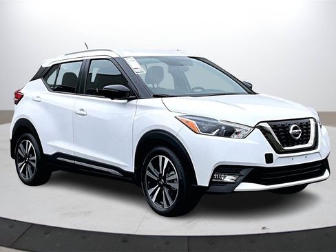Used 2019 Nissan Kicks SR w/ SR Premium Package image 2