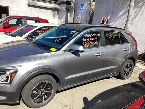 Used 2025 Kia Niro LX FWD image 7
