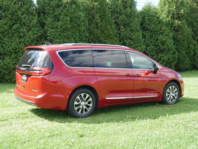 Used 2025 Chrysler Pacifica Pinnacle FWD image 12
