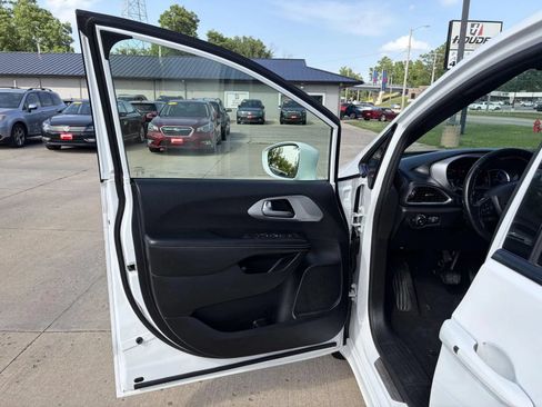 Used 2019 Chrysler Pacifica Touring-L w/ S Appearance Package FWD image 10