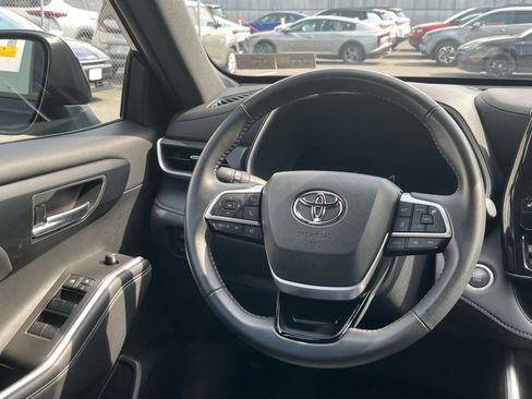 Used 2025 Toyota Highlander XSE AWD/4WD image 29